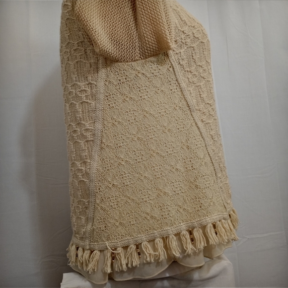 CHICO'S Sz 2(L) Beige Crocheted Top - Picture 5 of 8
